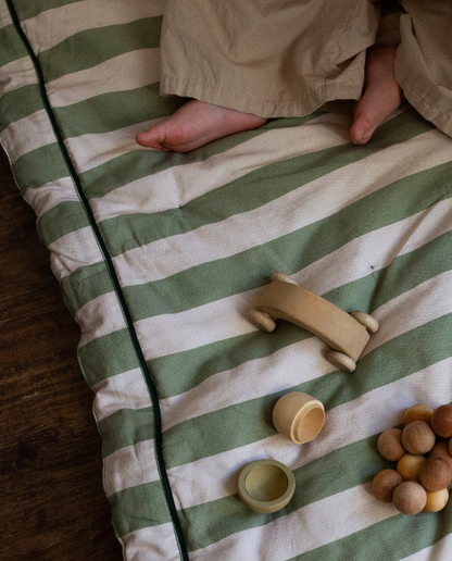 Striped play mat | green